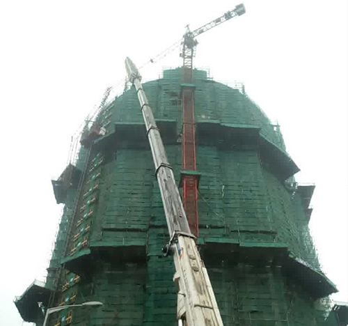 城阳吊车在工地上作业